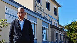 Michael Maraun vor dem Kreiskrankenhaus Schopfheim, in dem er seit 1991 wirkte. Seit Januar ist der frühere Chefarzt für Diabetologie im ...