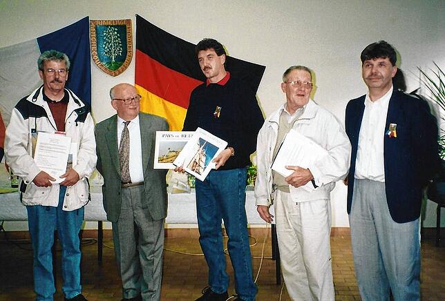 Hans-Gerd Blatter, Thomas Fechtig und Kurt Stulz werden 1998 zu Ehrenbürgern von Paulx ernannt. Von links: Hansgerd Blatter, Hubert ...