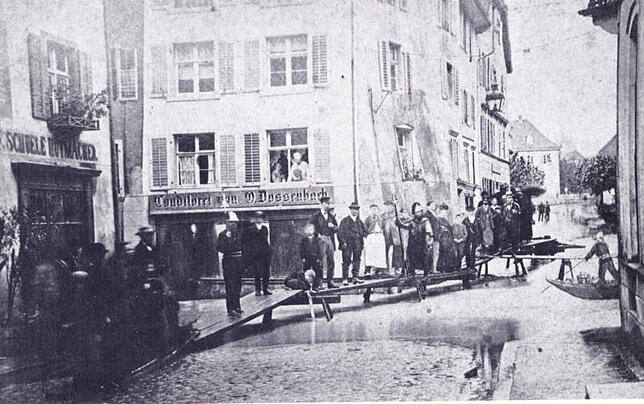 Rückblick: Historische Aufnahme des Hochwassers an der Ecke Metzgergasse/Stein-bückstraße. Der Rhein schwemmte über das alte Flussbett ...