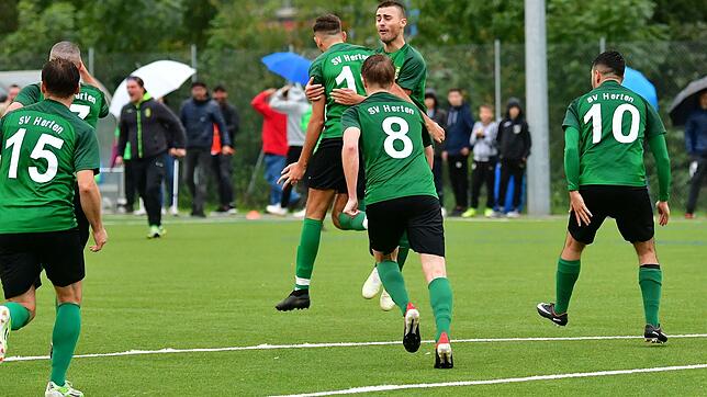 Die Spieler des SV Herten ließen ihrem Jubel nach dem 1:1-Ausgleich in der Nachspielzeit freien Lauf