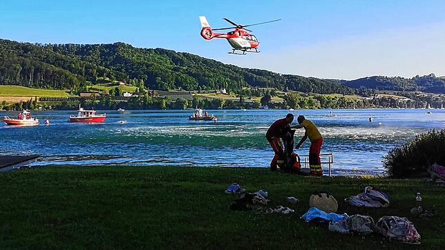 Die Besatzung dieses Rettungshubschraubers fand im Strandbad Wangen den Körper einer vermissten Frau und markierte den Fundort, indem ...