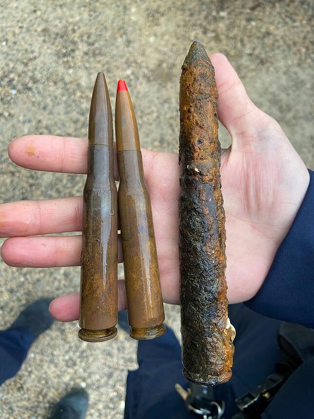 Bild 1: Polizei findet Sprengkapseln und Munition im Rhein bei Laufenburg