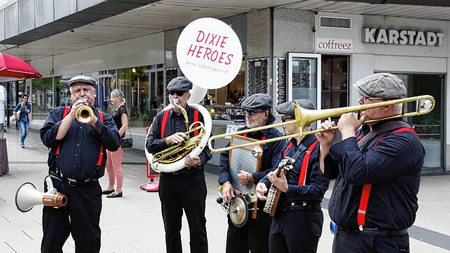 Mit der Marchingband „Dixie Heros“ fand das Sommerprogramm „Singenlovesme“ mit Klassikern aus Ragtime, Swing, ...