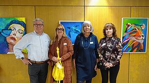 Dozent Nicola Quici mit Kursteilnehmerinnen Beate Tröndle, Gudrun Lesser und Fatima Pereira (von links) bei der Vernissage in der ...