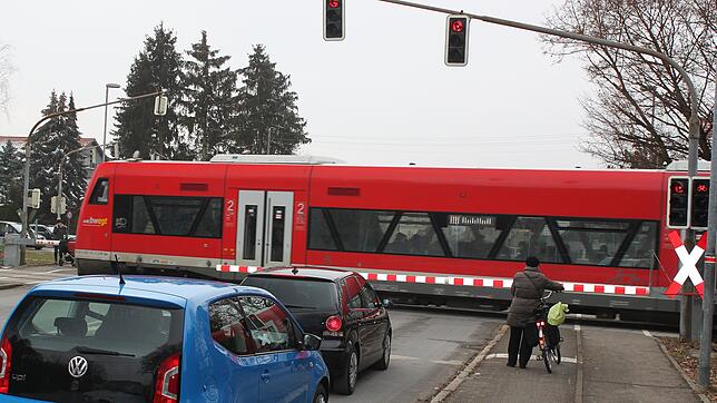 Mit der abknickenden Vorfahrtsstraße beim Bahnübergang Gutenbergstraße/Ensisheimer Straße soll es nun deutlich schneller vorangehen, ...