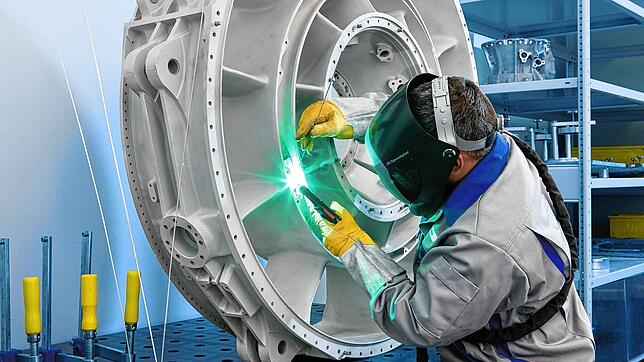 Schweißen an Triebwerksgehäusen bei Zeppelin Systems in Friedrichshafen