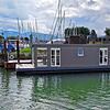 Im Hafen am Rohrspitz im vorarlbergischen Fußach liegt dieses Boot, das von den Behörden als Hausboot eingestuft wird.