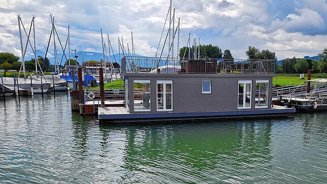 Im Hafen am Rohrspitz im vorarlbergischen Fußach liegt dieses Boot, das von den Behörden als Hausboot eingestuft wird.