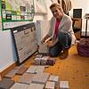 Pflastersteine im Büro: Bei der Auswahl der neuen Pflastersteine für die Innenstadt gilt es gut abzuwägen zwischen Haltbarkeit, Preis ...