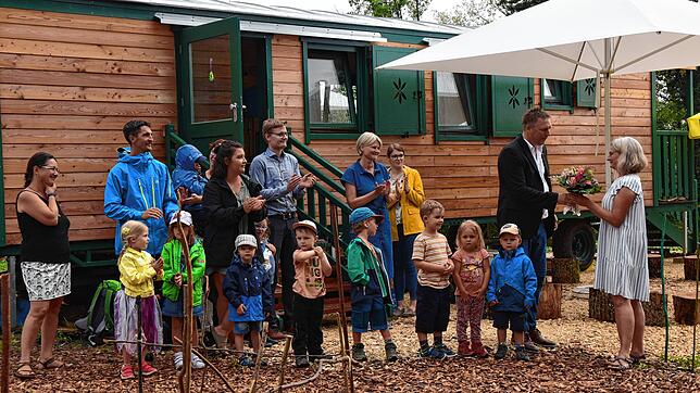 Die pädagogischen Fachkräfte des Waldkindergartens gehören auch zu den Mitarbeitern der Verwaltung. Gemeinsam haben sie zum Gelingen des ...
