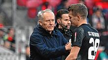 Freiburgs Trainer Christian Streich mit Matthias Ginter (Archivbild). Die Badener um Streich und Ginter empfangen am Donnerstag West Ham.