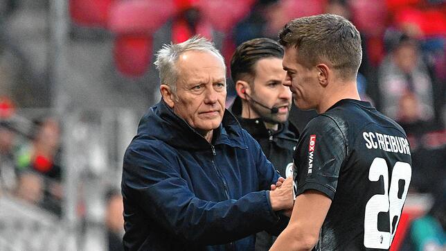 Freiburgs Trainer Christian Streich mit Matthias Ginter (Archivbild). Die Badener um Streich und Ginter empfangen am Donnerstag West Ham.