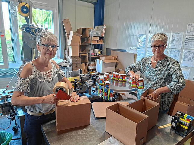 Silvia Seiler (links) und Manuela Klopfer leisten mit schnellen Händen und bei guter Laune ihre Arbeit bei der Verpackung und Etikettierung.