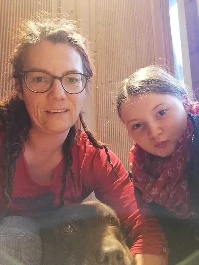 Yvette Blumentritt mit ihrer Tochter Neele und Hund Aaron. Eine neue Wohnung zu finden, ist für sie schwer.