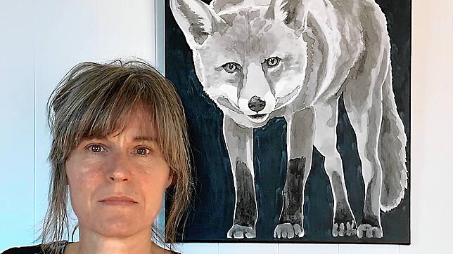 Die Illustratorin und Autorin Petra Jäger aus dem Weilheimer Ortsteil Ay steht vor einer Fuchs-Illustration.