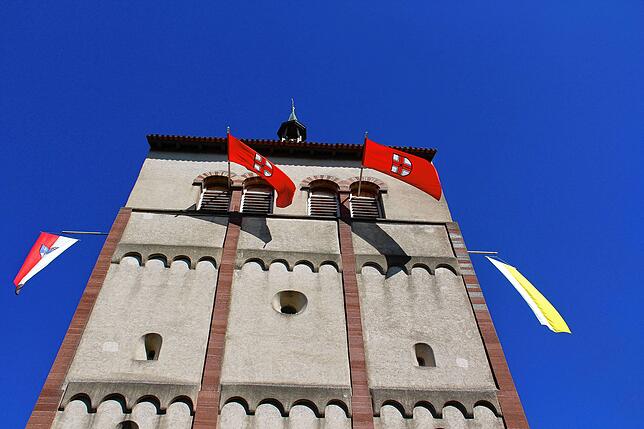 Das Blutfest ist der höchste Feiertag der Insel. Nicht nur der Turm des Münsters ist dann beflaggt.