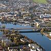 Schneller als die Polizei erlaubt: In der langgezogenen Rechtskurve der Auffahrt der Schänzlebrücke (rechts im Bild) kam ein 18-Jähriger ...