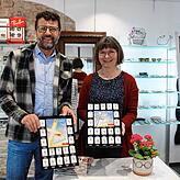Heimrad Sauter und Mitarbeiterin Annette Wildmann verkaufen über Generationen an Erstkommunionkinder eine Kette mit Kreuz.