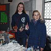 Kerzen, Schokokugeln und Schokoladenlollies boten Sofia und Rebekka am Stand der Klasse 8b an.