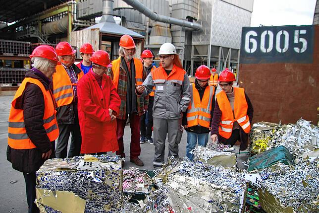 Werksführung im März 2024: Daniel Gimbel, Werksleiter und Prokurist bei der Stockach Aluminium GmbH (mit weißem Helm) führte die ...