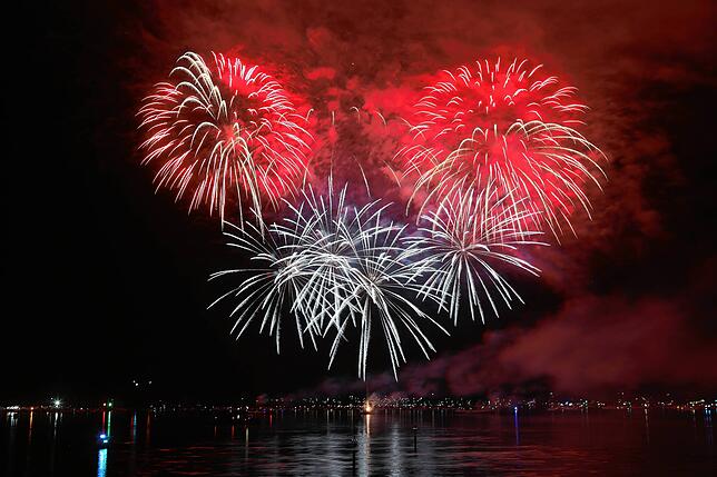 Bild 10: Konstanzer Seenachtfest 2024 - Jetzt knallt's! Das Feuerwerk am Bodensee bringt Zuschauer zum Staunen