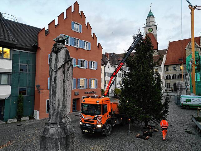 Mitarbeiter der Überlinger Stadtverwaltung stellen auf der Hofstatt einen Weihnachtsbaum auf. Die zehn bis zwölf Meter hohe Fichte wird ...