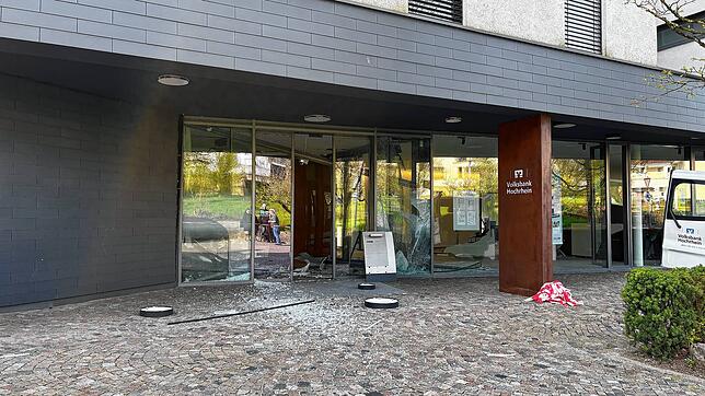 Die Geschäftsstelle der Volksbank Hochrhein in Albbruck ist in der Nacht auf den 9. April gesprengt worden.