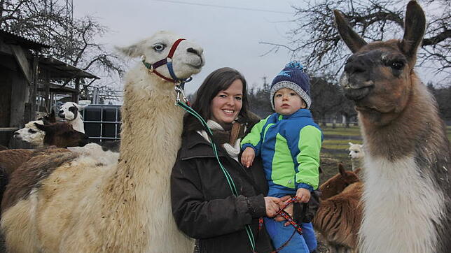 Aus einer Idee wurde Wirklichkeit: Sabrina Pahori aus Engen und ihr kleiner Sohn Neo (im Bild mit den Lama-Stuten Amaja und Romi) sehen ...