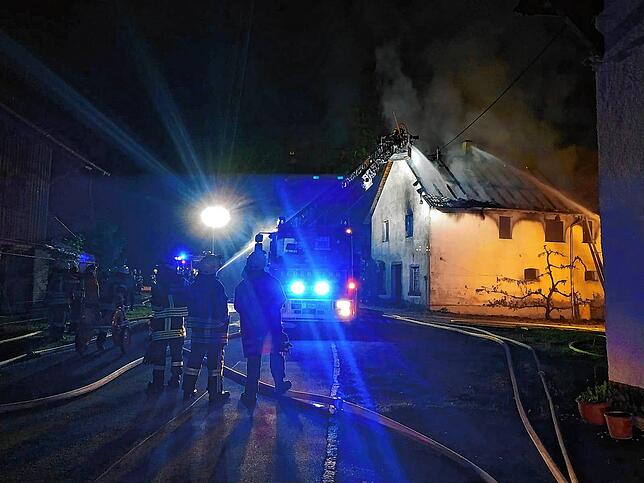 Bild 13: Bilder vom Brand eines ehemaligen landwirtschaftlichen Gebäudes in Schwackenreute