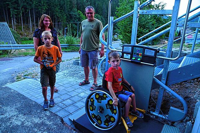 Geschafft. Lenny ist unten angekommen, wo er von Bruder Luca, Mama Martina und Papa Stefan Weißer in Empfang genommen wird.