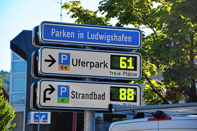 Die Farbe zeigt es an: Grün heißt günstiges Parken, Gelb liegt in der Mitte und Rot, das auf anderen Schildern steht, bedeutet teuer.