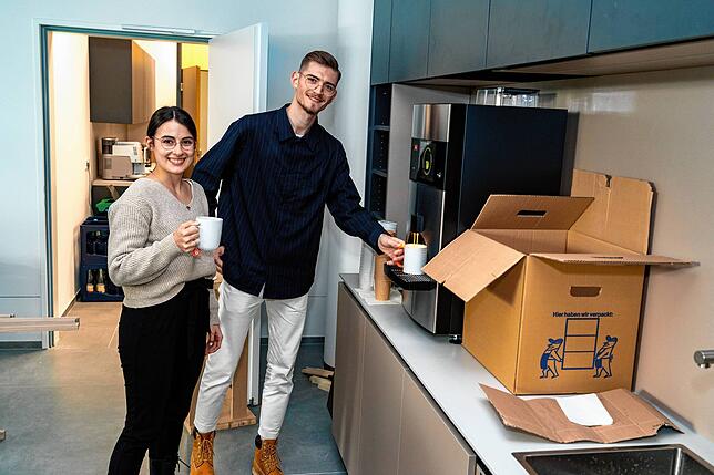 Selina Guse und Maik Schirling dürfen als erste die neue Kaffeemaschine testen.