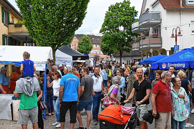 Nach dem Fassanstich füllte sich die Sernatingenstraße.