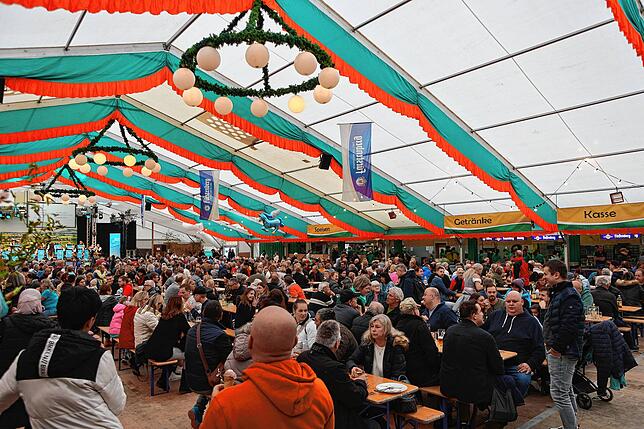 Bild 1: Gute Laune und volles Festzelt bei der Rede von Michael Kretschmer