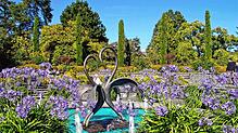 Am Bodensee sind viele Parks, blühende Gärten und andere Grünanlagen zu finden, wie hier auf der Insel Mainau.