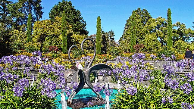 Am Bodensee sind viele Parks, blühende Gärten und andere Grünanlagen zu finden, wie hier auf der Insel Mainau.