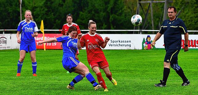 Bild 5: Fußballerinnen des SV Niederhof startet mit deutlichem 11:0-Derbysieg gegen die SG Hotzenwald in die neue Landesliga-Saison