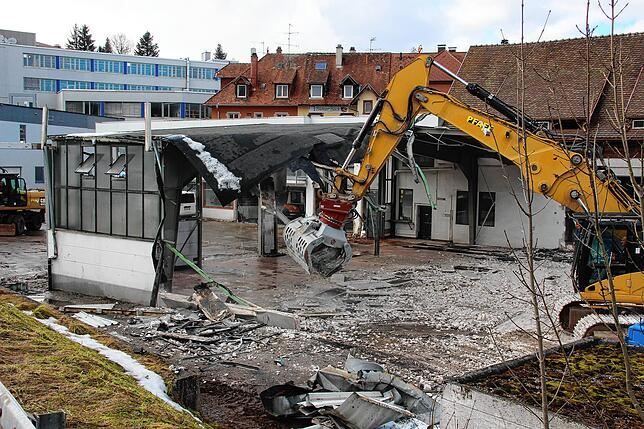 Der Abriss der alten Autohaus-Gebäude im Februar.