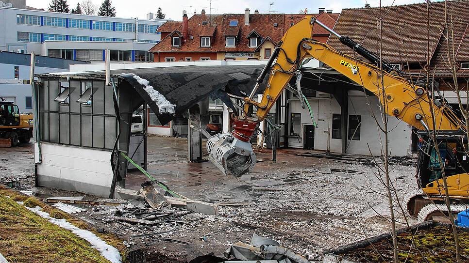 Der Abriss der alten Autohaus-Gebäude im Februar.