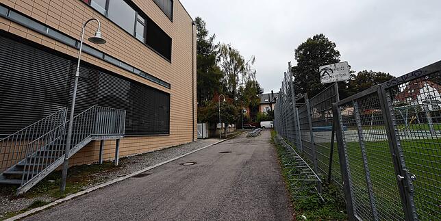 (Archivbild) Schon lange geplant, nun soll es 2024 tatsächlich losgehen: Am Heinrich-Suso-Gymnasium soll auf dem Sportplatz ein Neubau ...