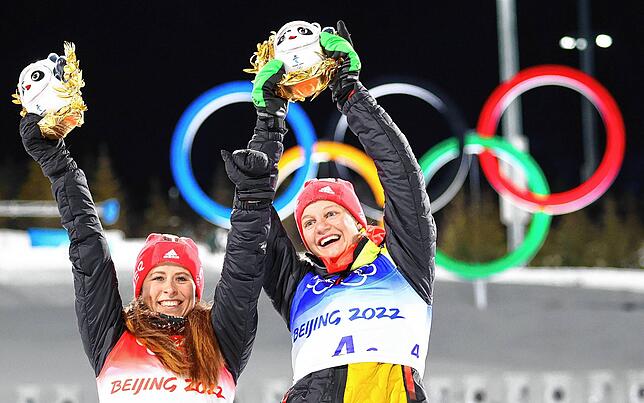 Katharina Hennig (links) und Teamkollegin Victoria Carl freuen sich über den Sieg im Skilanglauf.