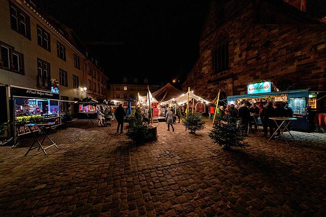 Von Glühwein bis zur Bratwurst und weihnachtlichem Kunsthandwerk finden die Besucher alles auf dem Münsterplatz.