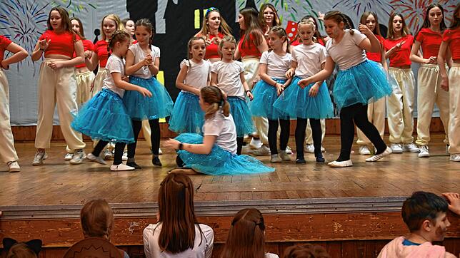 Gemeinsam mit dem jungen Nachwuchs treten die Erzknappen Danzerz an der Kinderfasnet in der Festhalle auf.