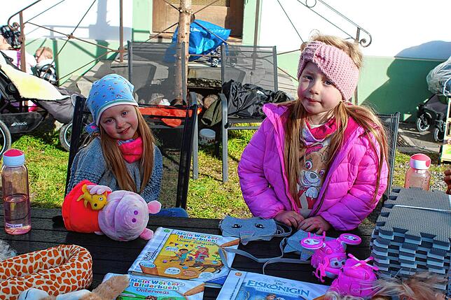 Auch der Nachwuchs lernt schon das Handeln. Die fünfjährigen Zwillinge Melina (links) und Amelie haben Kinderspielzeug im Angebot. Den ...