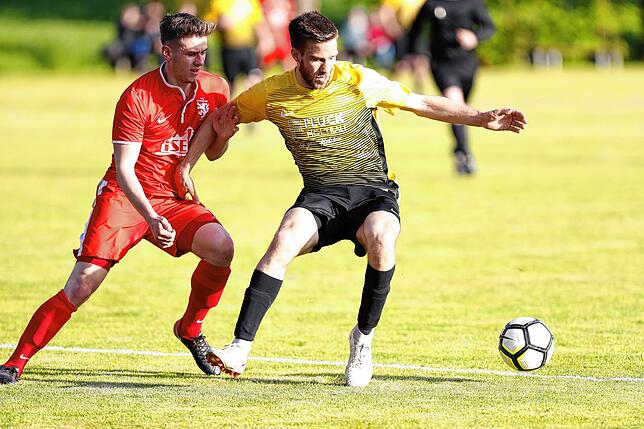 Stütze beim TuS Bonndorf: Mario Kurth (links, gegen Philipp Gleichauf von der SG Riedböhringen) spielte – abgesehen von einem Intermezzo ...