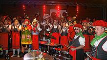 Die Heavy Blechis Schwarzwaldmädels mit ihren Vorgängern, den Oldstars, gemeinsam auf der Bühne