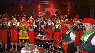 Die Heavy Blechis Schwarzwaldmädels mit ihren Vorgängern, den Oldstars, gemeinsam auf der Bühne