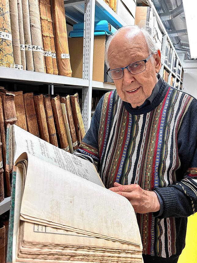 Zwischen Akten und Unterlagen aus über 200 Jahren ist seit 20 Jahren der Arbeitsplatz von Stadtarchivar Martin Blümcke.