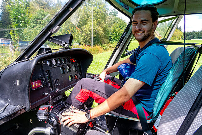 Gut 200 Mal steigt Nikolai Lischke pro Tag mit Kalk und Helikopter in die Lüfte.