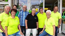 Auch die Ehemänner und das Vermieterehepaar haben zum Erfolg beigetragen (von links): Manfred und Andrea Straub, im dunkelgrünen Shirt ...